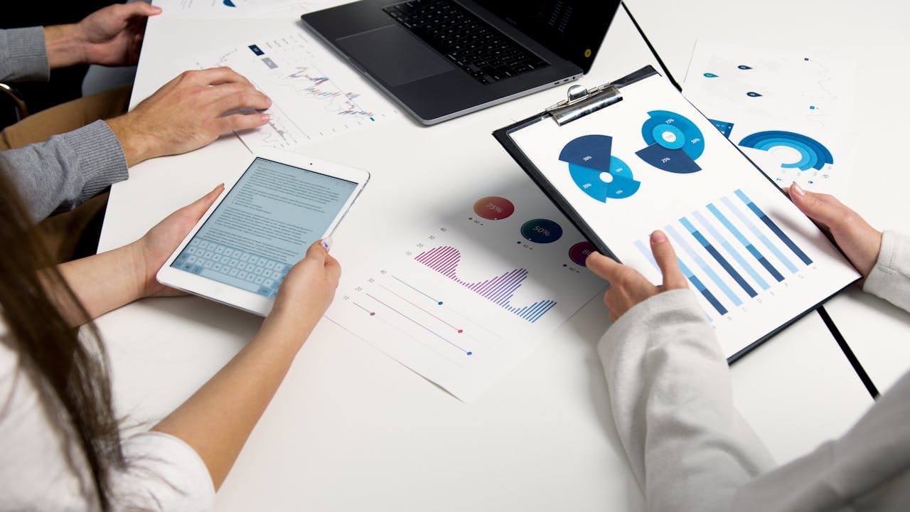 How to Build a Dividend Growth Portfolio: 7 Stocks Paying 10%+ by 2030